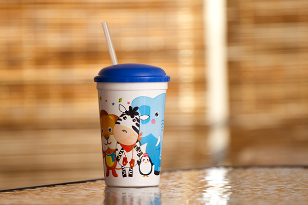 Vaso infantil con tapa y sorbete